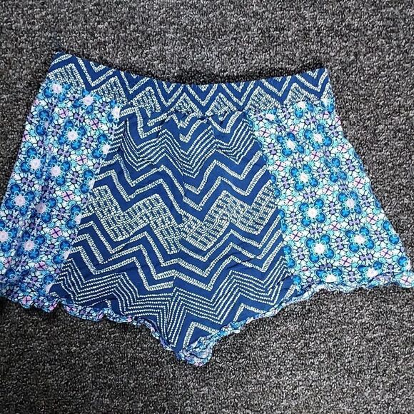 No Boundaries Size Medium (7-9) Floral Shorts - Picture 7 of 7